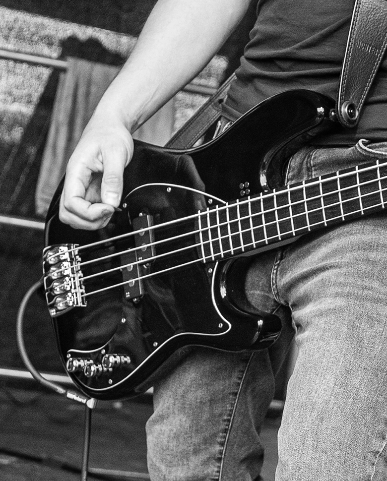 kinners-band-julian-bass3